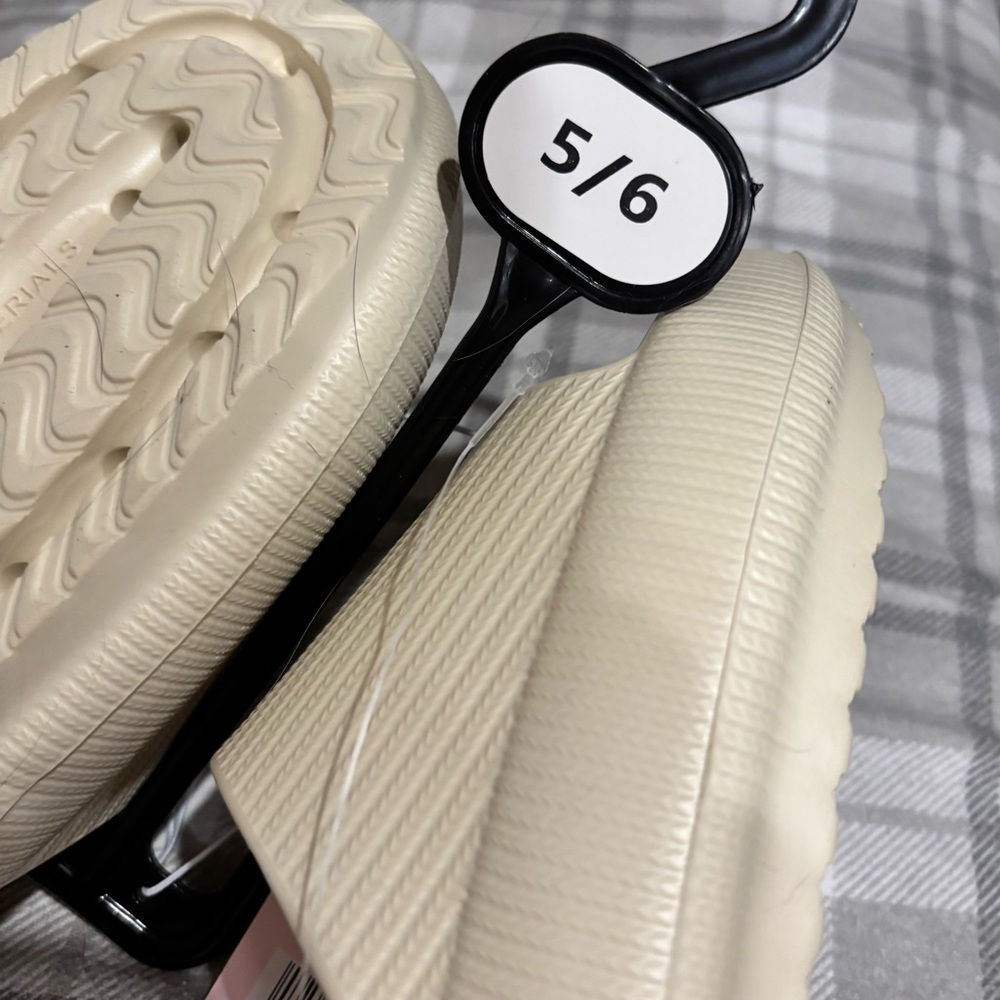 Cream Ribbed Slide Sandals size 5/6 - Picture 3 of 3